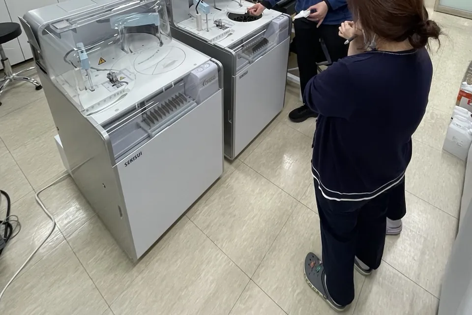 대구 소재 병원 검사실에 나란히 설치된 SEKISUI CP3000 혈액응고분석기 두 대. 오른쪽에 사람들이 서 있습니다.