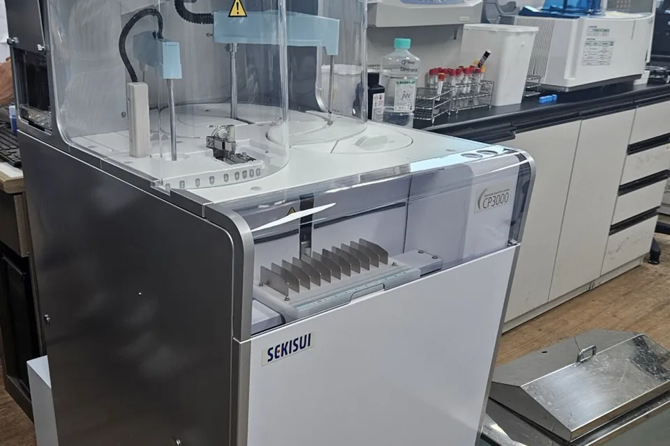 대구 소재 병원 검사실에 설치된 SEKISUI CP3000 혈액응고분석기. 뒤쪽 실험대에 다른 검사 장비와 시약이 놓여 있습니다.